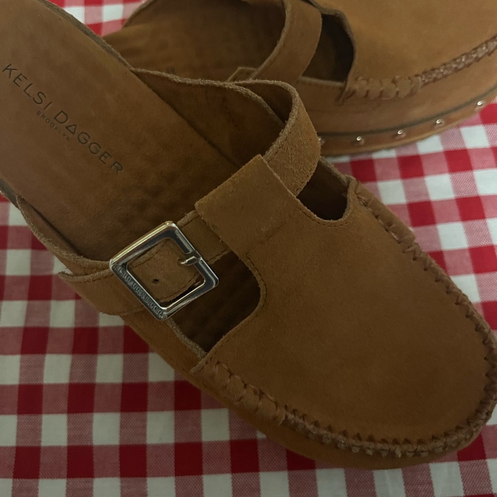 Kelsi Daggar clogs